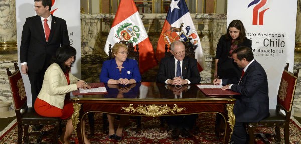 Foto oficial de firma de acuerdo de reconocimiento de licencias de conducir entre la Presidenta Michelle Bachelet, su par peruano Pedro Pablo Kuczynski, y los ministros de transportes chileno y peruano Paola Tapia y Bruno Giuffra