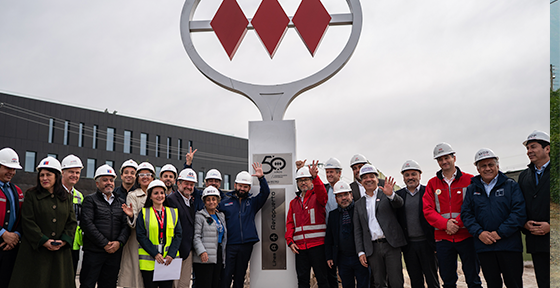 GOBIERNO DETALLÓ PROYECTO DE FUTURA LÍNEA-A DE METRO HACIA EL AEROPUERTO ARTURO MERINO BENÍTEZ  ·         La demanda anual proyectada será aproximadamente 9,5 millones de pasajeros. Las formas de acceso al servicio serán las mismas que para la red de Metro y el sistema RED de Movilidad.     ·         Conectará la estación Huelen de Línea 7 (Cerro Navia) con el Aeropuerto AMB (Pudahuel) con dos estaciones, una en cada comuna, con un trazado subterráneo de 6,5 kilómetros que cruzará las autopistas Costanera Norte y Vespucio Norte.     Lunes 02 de junio, 2025.- El Presidente de la República, Gabriel Boric, junto al ministro de Transportes y Telecomunicaciones, Juan Carlos Muñoz, y el presidente del directorio de Metro, Guillermo Muñoz, presentaron el detalle de la futura Línea A  de Metro que conectará de manera directa la comuna de Cerro Navia con el Aeropuerto Arturo Merino Benítez, permitiendo además acceder al resto de la red del tren subterráneo a través de la combinación con Línea 7 que tendrá en la estación Huelen, hoy en construcción.  En la instancia, el mandatario destacó que Santiago será la primera capital de Sudamérica en contar con una estación de metro en su principal terminal aéreo, sumándose a otras ciudades del mundo que cuentan con este modo de transporte público en sus aeropuertos, tales como Nueva York, Atlanta, Múnich, Madrid, Estocolmo, Ámsterdam, entre otras tantas urbes alrededor del mundo.  En tanto, desde el Ministerio de Transportes y Telecomunicaciones, el ministro Muñoz afirmó que “estamos frente a un proyecto que el Presidente Gabriel Boric nos solicitó estudiar desde el primer día de mandato, un proyecto necesario por la relevancia que tiene en cualquier país el conectar de manera expedita su principal terminal aéreo con la capital. Línea A de Metro, con una inversión de US $365 millones, será sinónimo de modernidad, porque nos posicionará a nivel internacional en un peldaño distinto, con un transporte público sostenible, eficiente y confiable directo a nuestro principal aeropuerto. Línea A será la llave para esa puerta que es el aeropuerto, una puerta que nos lleva hacia otros destinos, no sólo dentro de Chile, sino del mundo”.  En tanto, desde Metro, su presidente Guillermo Muñoz afirmó que “el anuncio de la nueva Línea A al Aeropuerto es una noticia que nos llena de orgullo y felicidad. Por primera vez, millones de personas anualmente podrán llegar en sólo 7 minutos desde la ciudad hasta el terminal aéreo, de manera directa, segura y sustentable. Esta nueva línea ofrecerá un servicio de alto estándar, pensado para quienes viajan por trabajo, reencuentros o nuevos comienzos. Son 6,5 kilómetros de trazado subterráneo, con entrega proyectada en 2032. Esta conexión, inédita entre las capitales en Sudamérica, reafirma el compromiso de Metro con una ciudad más integrada. Nos proyectamos hacia los próximos 50 años con la convicción de acercar a las personas a vivir una mejor ciudad".  A nivel de infraestructura, el proyecto será similar a Línea 7, donde tendrá su combinación, pero habrá un pequeño cambio, ya que por la naturaleza del recorrido se utilizarán trenes ligeros, de menor tamaño, pero que permiten alcanzar velocidades máximas de 80 KM/H. En cuanto a otros atributos, estos tienen lo mismo que los vagones que actualmente circulan en las líneas 6 o 3: conducción autónoma, aire acondicionado y cámaras de seguridad a bordo. Además, las estaciones tendrán puertas de andén y accesibilidad universal.  Se proyecta una demanda de 9,5 millones de pasajeros, los que deberán pagar una tarifa estimada de $3.000. Las formas de acceso al servicio serán las mismas que para la red de Metro y el sistema RED de Movilidad.